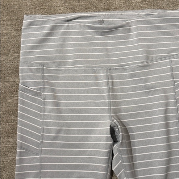 Gaiam Grey and White Striped Leggings / Yoga Pants (Size XL) - Picture 4 of 6